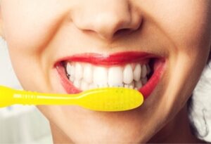 Est-il bon de se brosser les dents avec du bicarbonate de soude ?