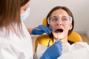 Quelle est l'intensité de la douleur après une extraction dentaire et une greffe osseuse ?